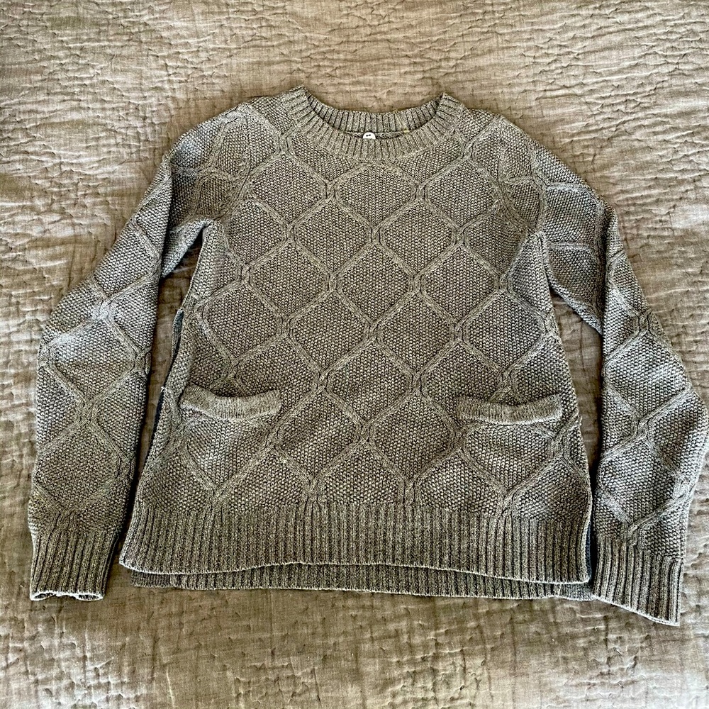 Beautiful grey sweater with pockets